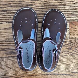 L'Amour brown leather girls Nouveau Classic T-Strap Leather Mary Jane, size 11.